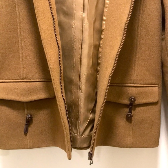 Wool-Blend Short Coat

Classic short coat in our soft wool-blend - Picture 3 of 13